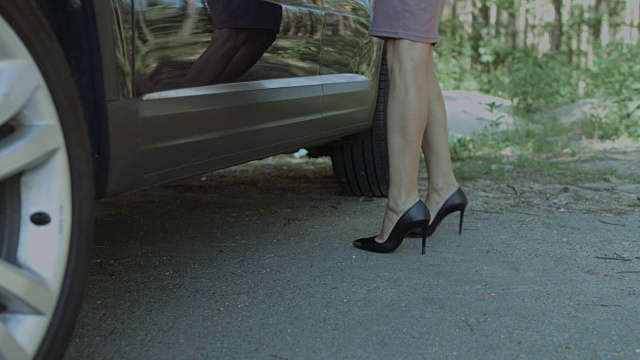 优雅的女性腿在高跟鞋进入汽车视频素材