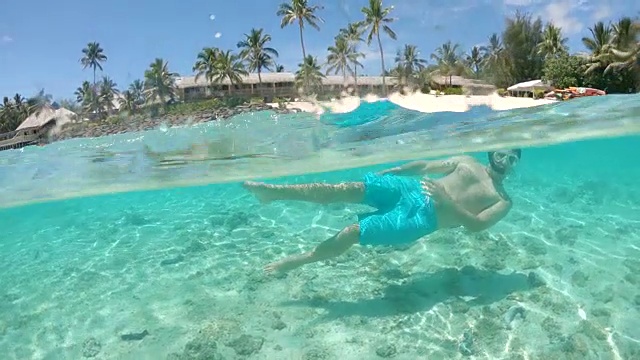 半水下:快乐的年轻人浮潜在令人窒息的清澈海水中。视频下载