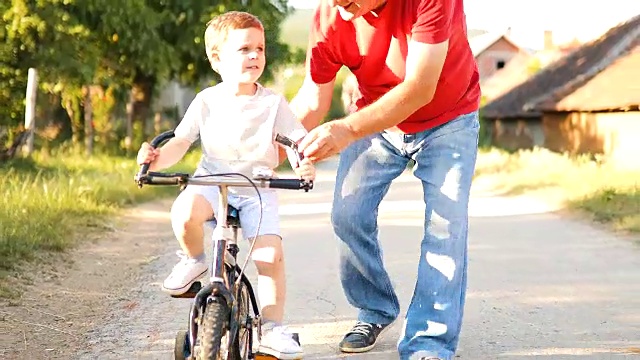 爷爷教孙子骑自行车视频素材