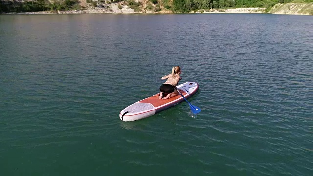 湖中划船的女人视频购买