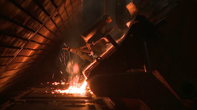 冶金工业工厂:熔化金属视频素材