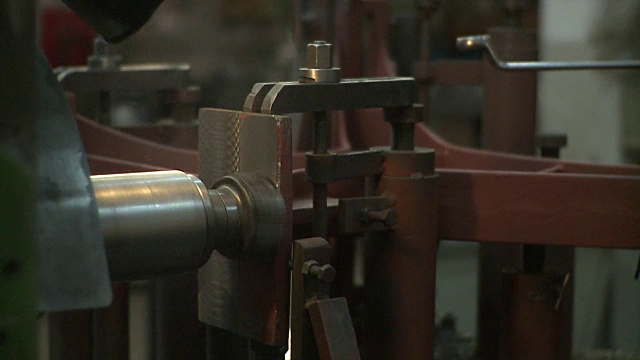 冶金工业工厂:一台铣件机视频素材