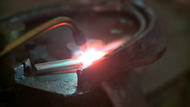 在铸造厂焊接的工人视频素材