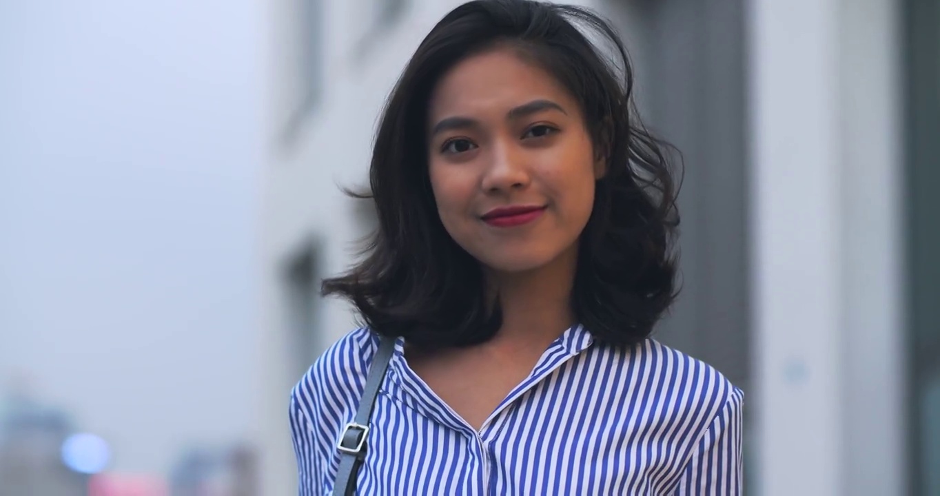 年轻亚洲女人微笑的肖像，4k视频素材