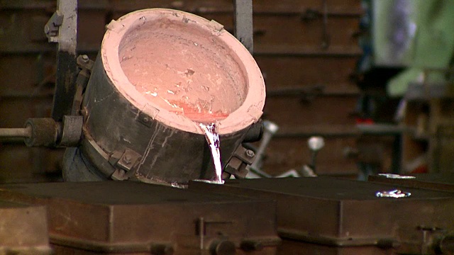 冶金工业工厂:浇注熔化的金属视频素材