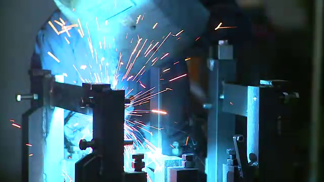 在铸造厂焊接的工人视频素材