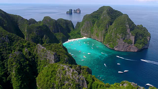 2018年5月16日，泰国玛雅湾。长尾船停泊在著名的玛雅湾和游客在海滩上视频素材