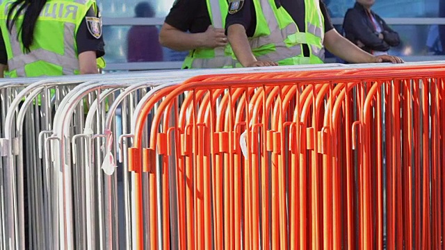保安人员正在安装铁栏杆检查门票并控制球迷人群视频下载