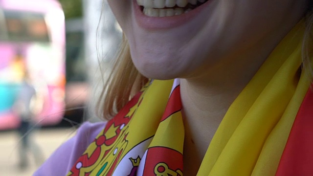 西班牙女队球迷开心的微笑着，在足球比赛中获胜视频素材