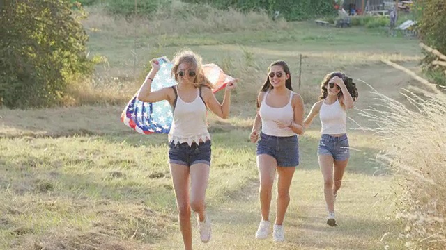 十几岁的女孩举着美国国旗跑步视频下载