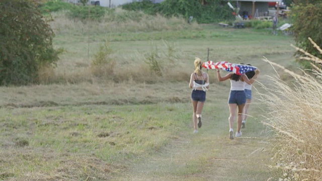女孩们举着美国国旗跑步视频下载