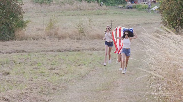 十几岁的女孩举着美国国旗跑步视频下载
