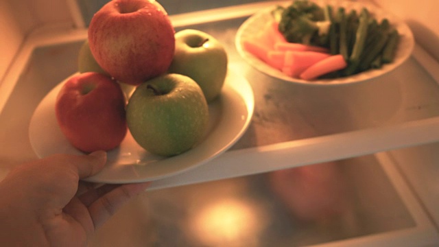 冰箱里的水果和蔬菜。视频下载