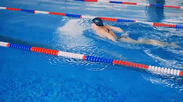 一个女人在游泳池里锻炼，游泳。4 k。视频下载