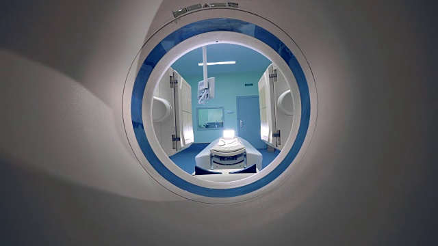 CT扫描仪的面板在诊所工作。断层扫描扫描仪的面板在房间里移动。视频下载