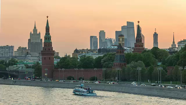 莫斯科城市天际线日落时间在克里姆林宫宫殿与商业中心区和莫斯科河，莫斯科俄罗斯4K时间流逝视频素材