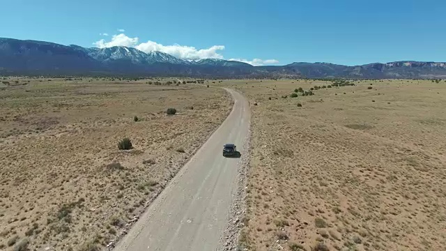 在一个孤独的沙漠上开车视频素材