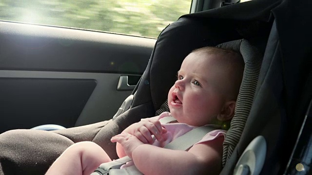 4K慢:快乐宝贝在汽车座椅上旅行视频素材