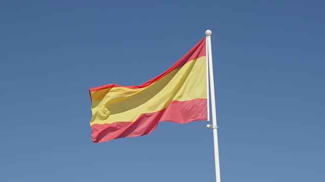 西班牙著名的红旗和黄旗上的条纹随风飘扬视频素材