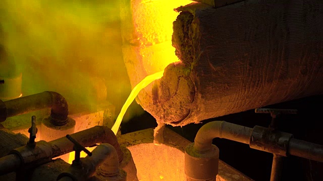冶金生产。熔化的金属正从炉中倾倒出来，滚烫的液体非常危险视频素材