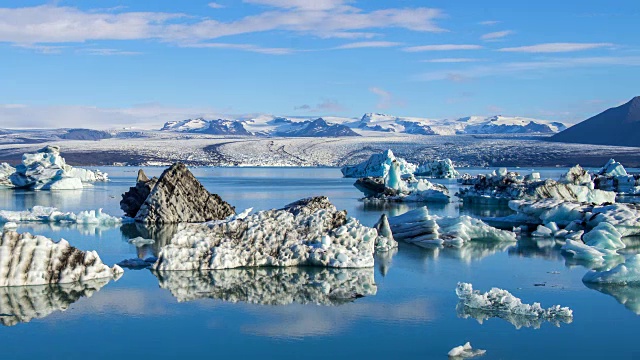 4k时间移动的云与蓝色冰山漂浮在Jokulsarlon冰湖，冰岛视频素材