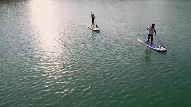 人们在湖中划船视频下载