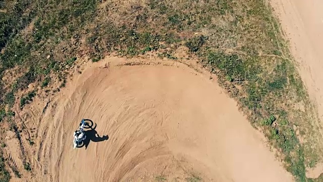 一个骑摩托车的人在赛道上，俯视图。视频素材