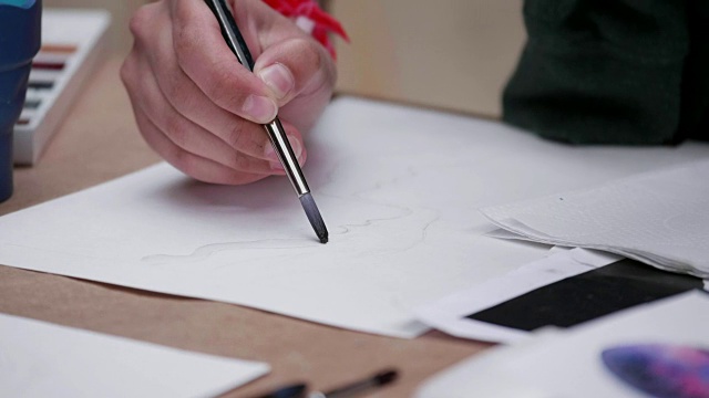 艺术家的手用画笔绘画视频下载