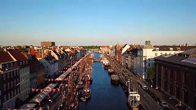 镜头从丹麦哥本哈根的旧运河上起飞。尼哈芬新港运河和娱乐区的大桥。视频片段。从上面鸟瞰。视频素材