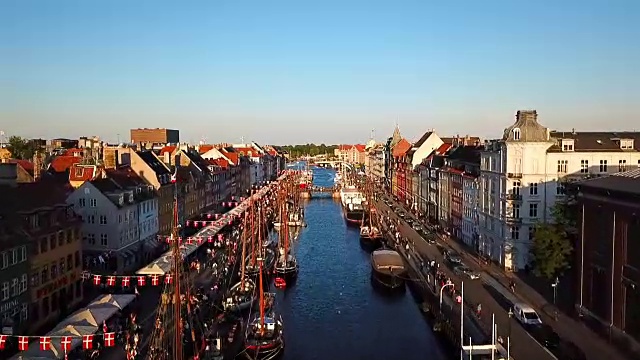 令人惊叹的繁忙的丹麦哥本哈根老街。尼哈芬新港运河和娱乐区的大桥。从顶部鸟瞰的视频片段。视频下载
