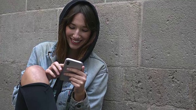 年轻的千禧一代女性在看手机短信的慢动作视频视频素材