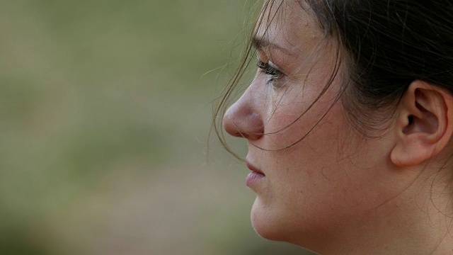 悲伤沮丧的年轻女人的侧面哭泣-户外视频素材