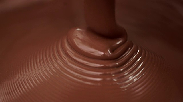 巧克力工业-大量融化的巧克力视频素材