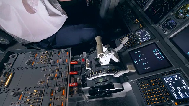 在飞行模拟器中，一名飞行员的手握着飞机操纵杆。4 k。视频素材