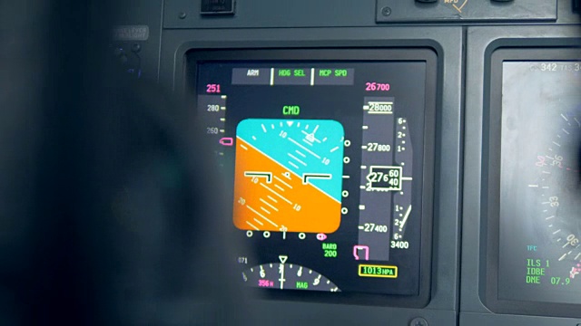 飞机仪表板上的一个显示器，靠近点。视频素材