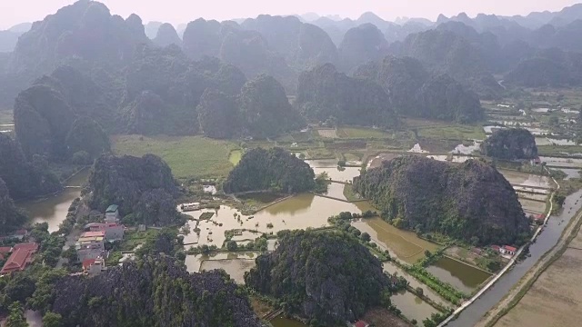 鸟瞰越南宁平的石灰岩喀斯特山脉视频素材
