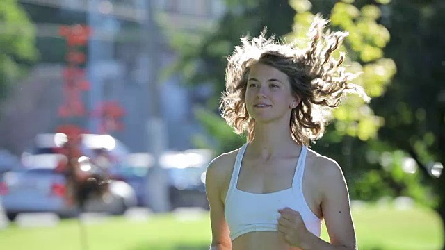 年轻女子在公园慢跑，健康生活理念视频素材