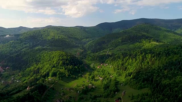夏天喀尔巴阡山脉的鸟瞰图。视频素材