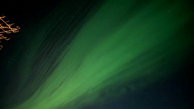 太阳风暴或北极光爆发的时间间隔，即夜空中星星发出的北极光视频下载