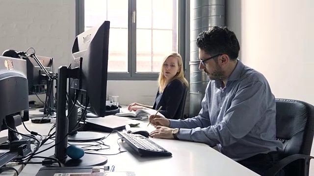 自信的同事在办公室使用电脑视频素材