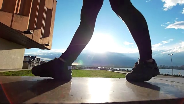 运动女性的腿走在路边通过夏季日落视频下载
