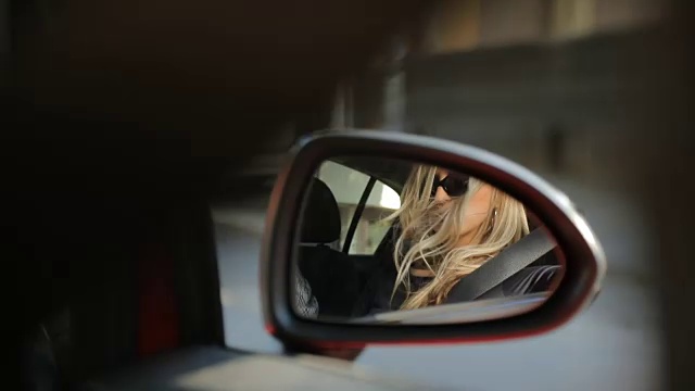 从车的后视镜中映出的漂亮女人视频素材