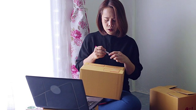 亚洲女性使用电话查看电子邮件收件箱从客户的订单。网上购物视频下载