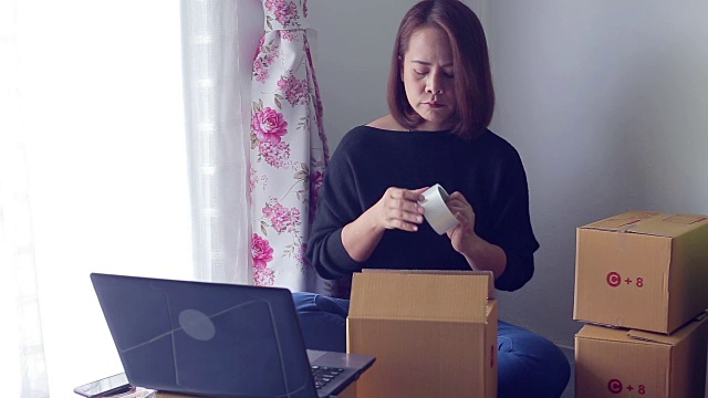 亚洲女性使用电话查看电子邮件收件箱从客户的订单。网上购物视频下载
