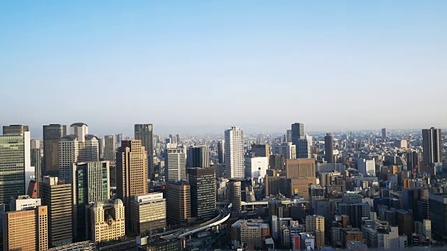 日本大阪梅田区城市景观早晨在梅田天空建筑屋顶与蓝天视频素材