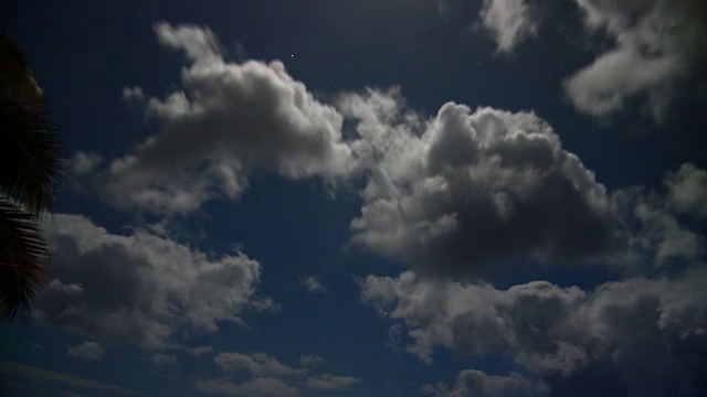云在夜空中形成的时间流逝视频素材