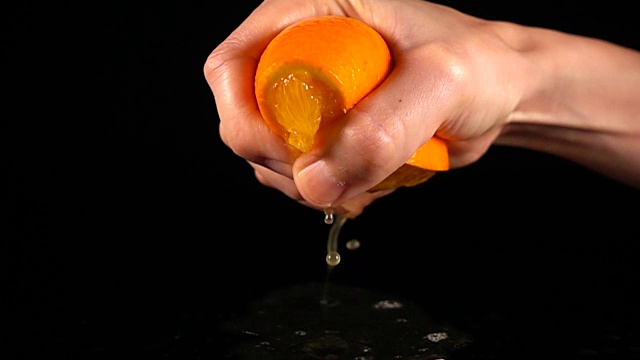 超级慢动作榨橙汁。视频素材