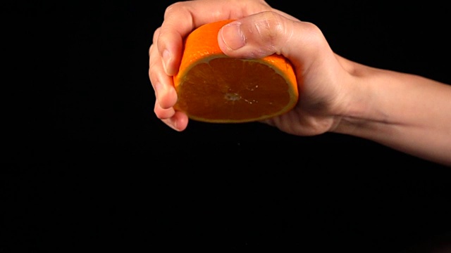 超级慢动作榨橙汁。视频素材