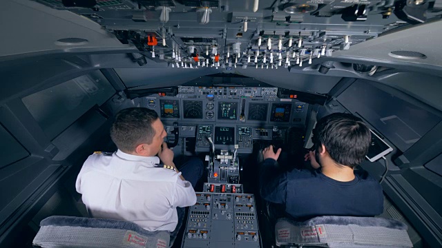 专业飞行员正在用飞行模拟器指导一个人视频素材