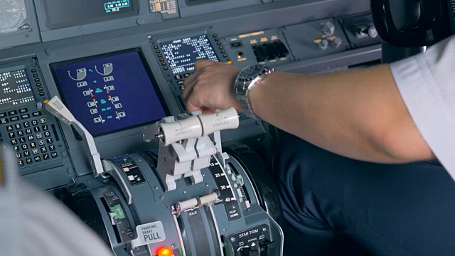 关闭飞行员调节襟翼杆的手，检查旋转的叶片视频素材